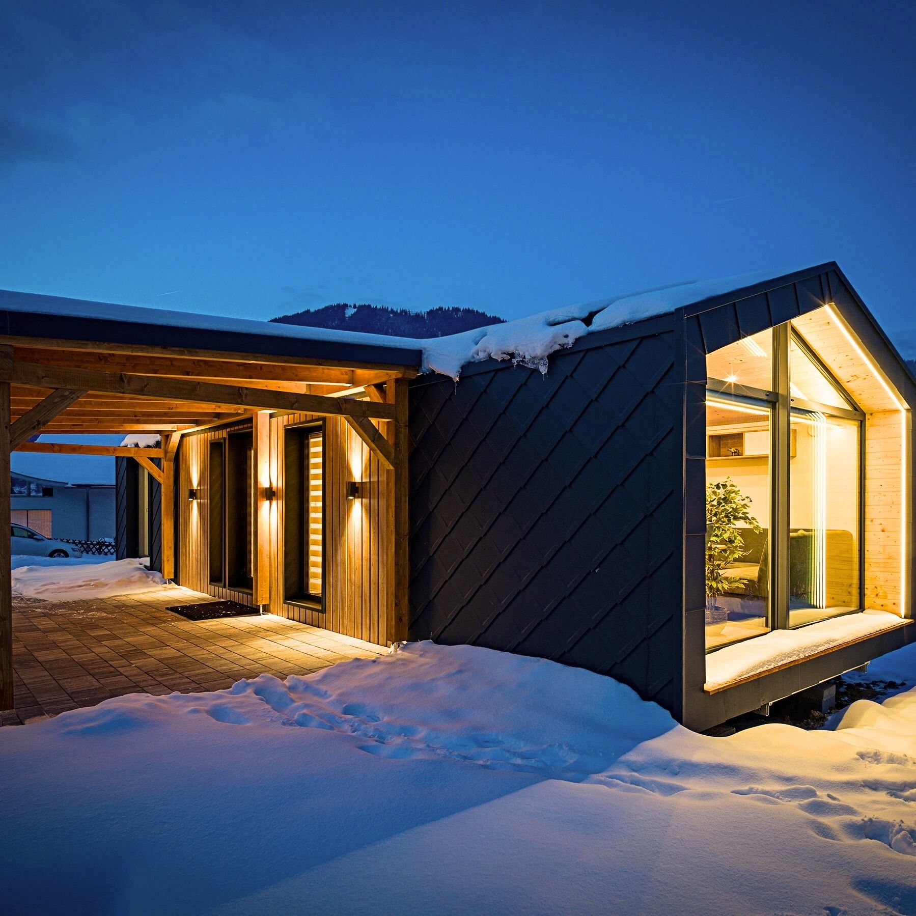 BOND Home bei Nacht, warm erleuchtet