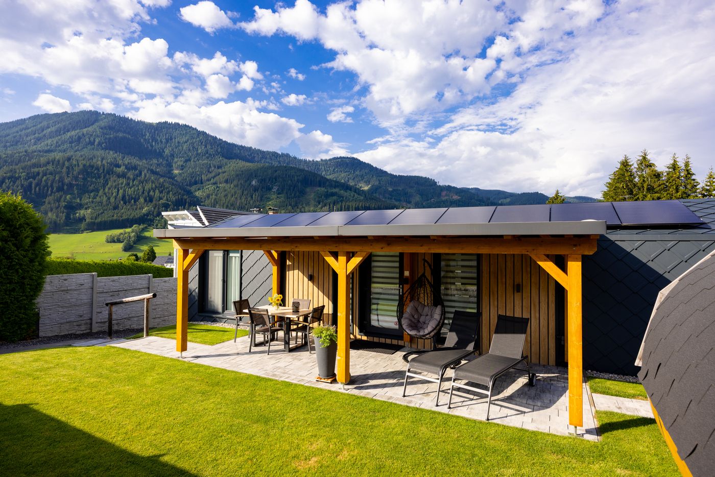 Terrasse mit Esstisch und Bergpanorama