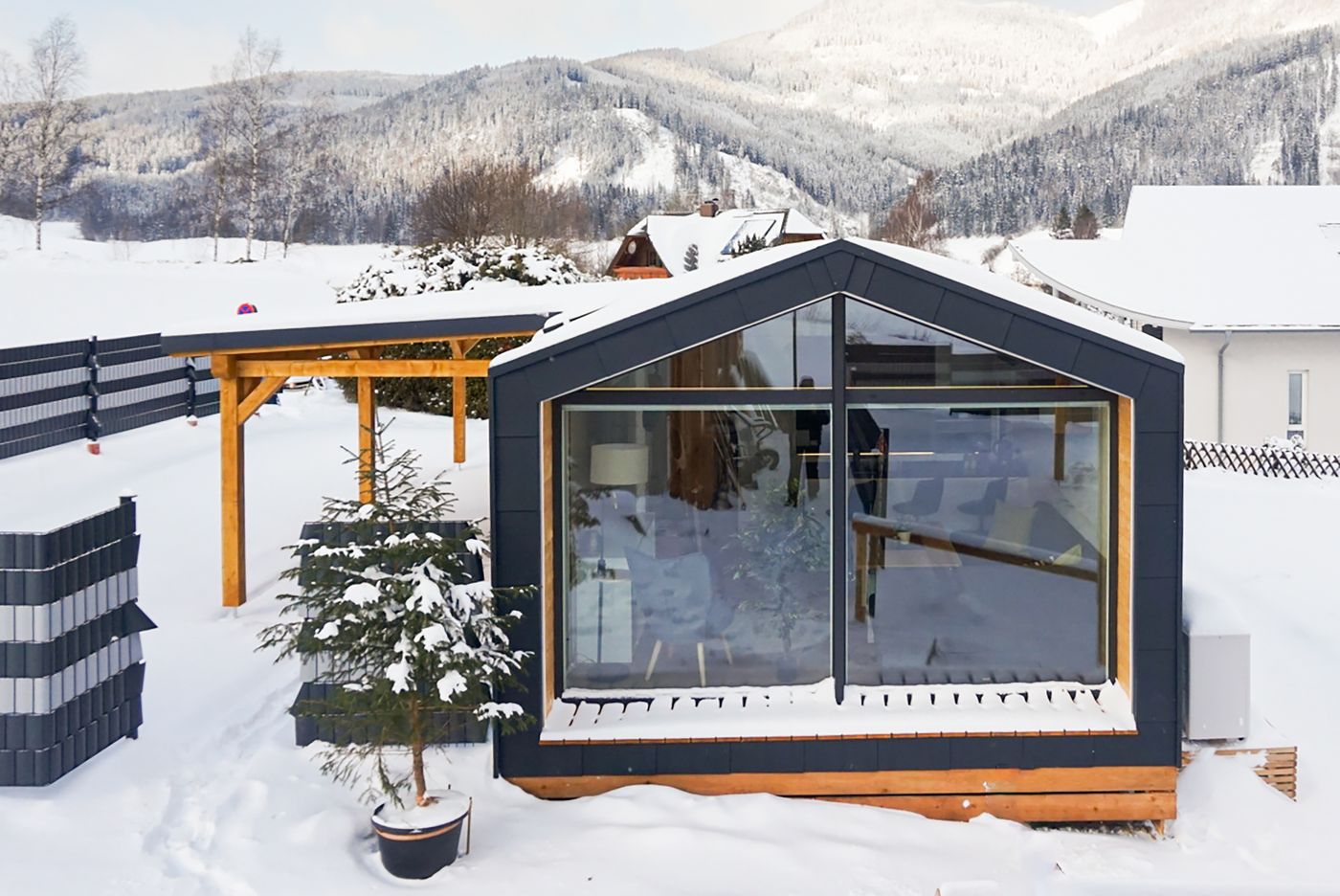 Chalet im Schnee mit überdachter Terrasse