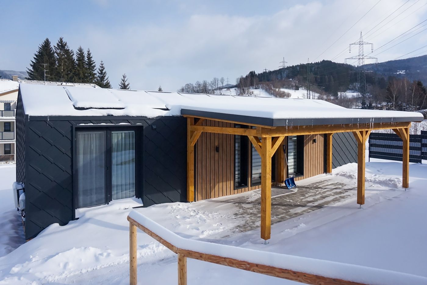 Chalet im Winter mit Blick auf die verschneiten Berge