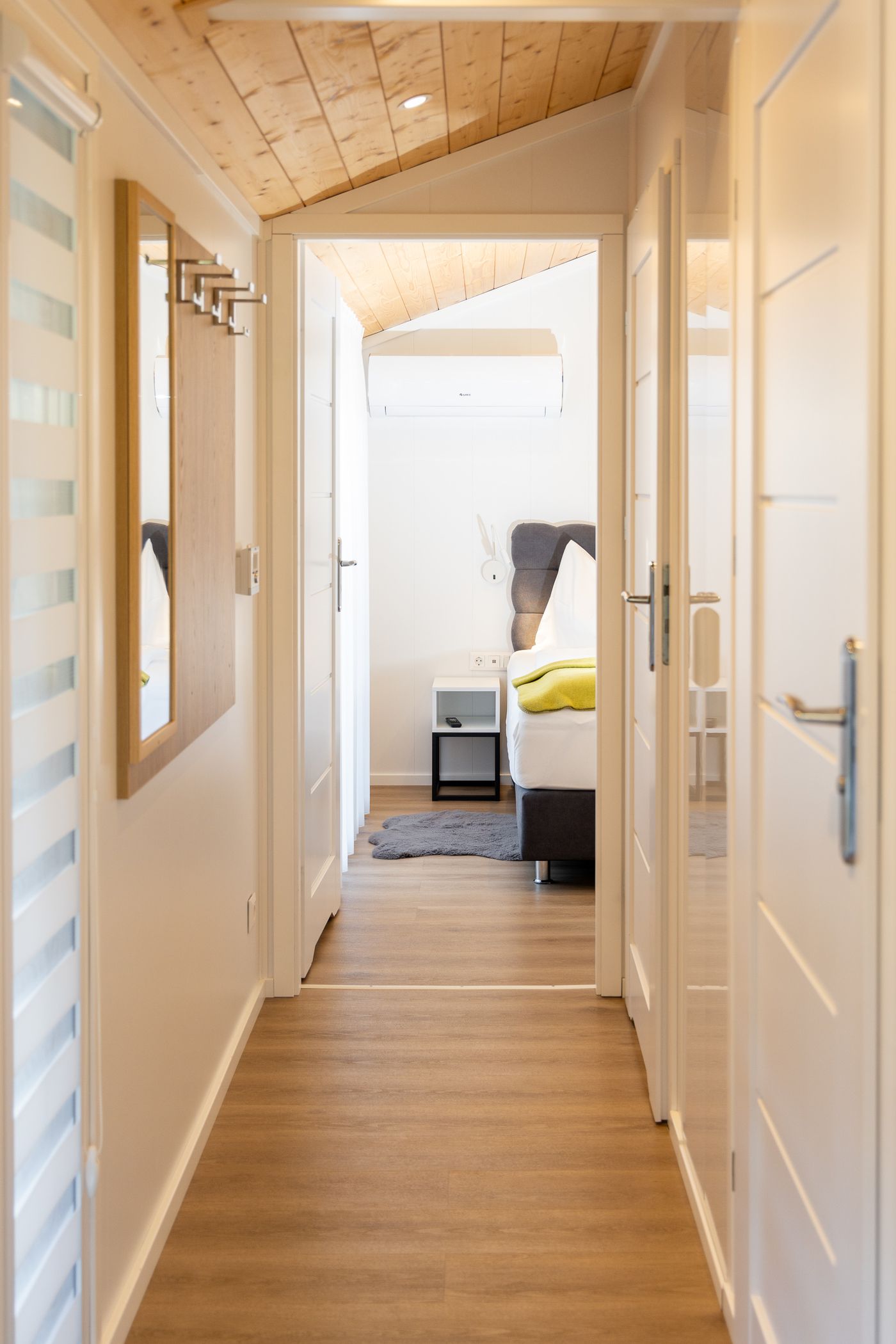 Flur mit Garderobe, Blick ins Hauptschlafzimmer