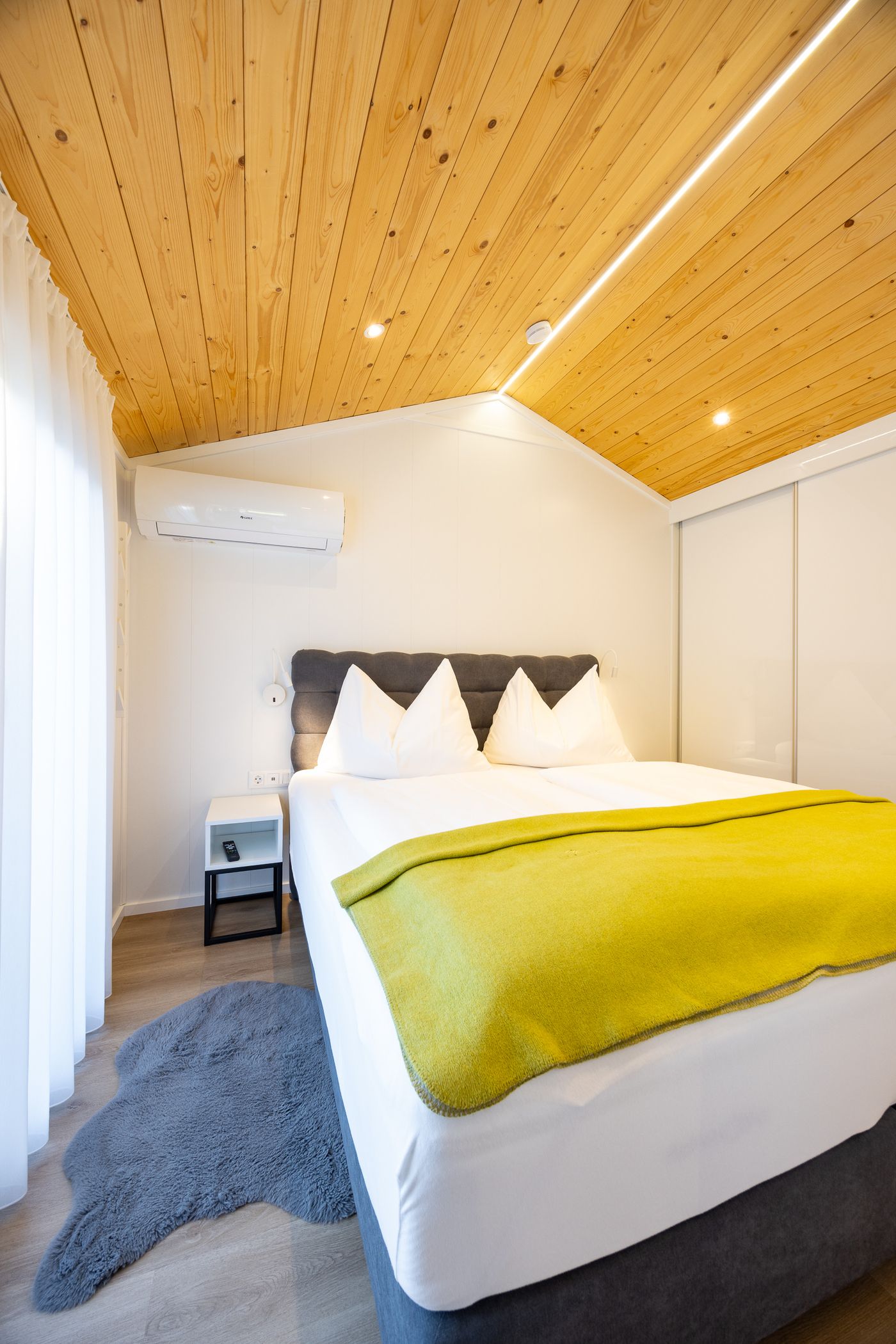 Hauptschlafzimmer mit Boxspringbett 180 × 200 cm