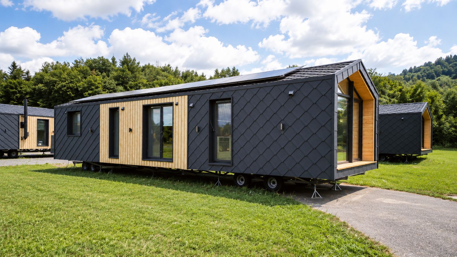 Diamond Family Deluxe mit Rautenfassade, Holzakzenten und Solarpaneelen auf dem Satteldach, Modulhaus mit Lieferung nach Villach.