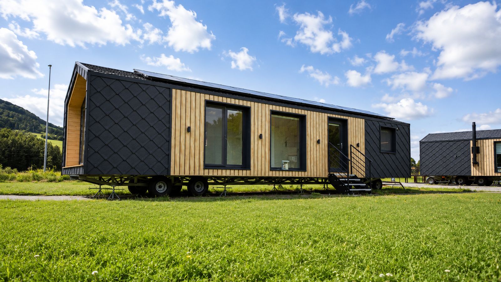 Diamond Family Deluxe als mobiles Modulhaus mit Rautenschindeln, Holzfassade und Photovoltaik, Lieferung nach Niederoesterreich.