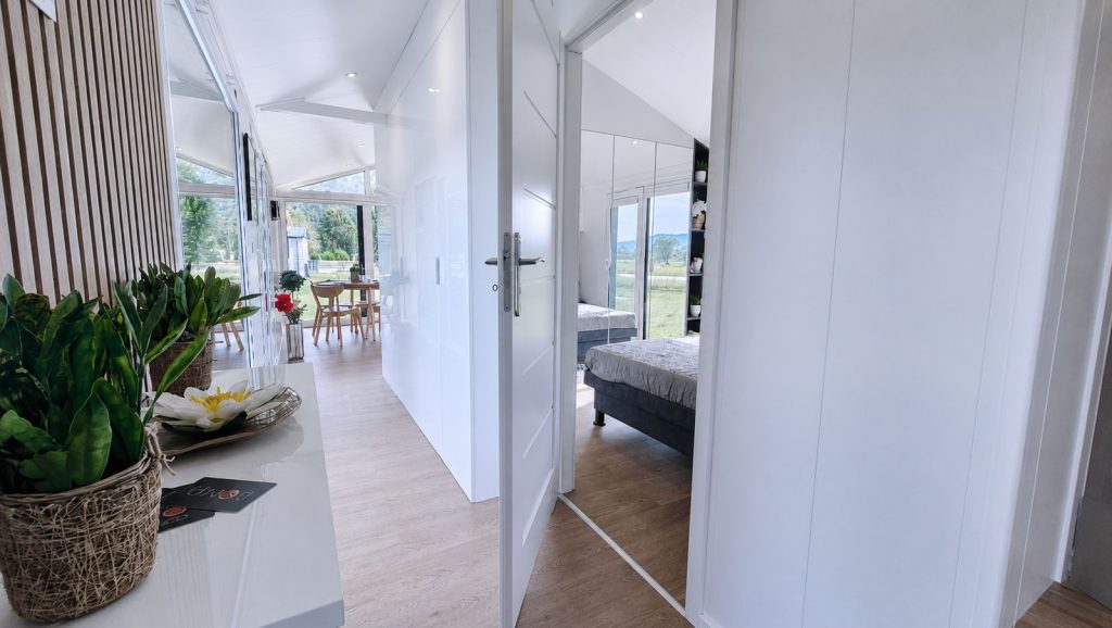Heller Flur mit Spiegelschrank und Blick zum Essplatz im Diamond Family Deluxe, schlüsselfertig ausgestattet.