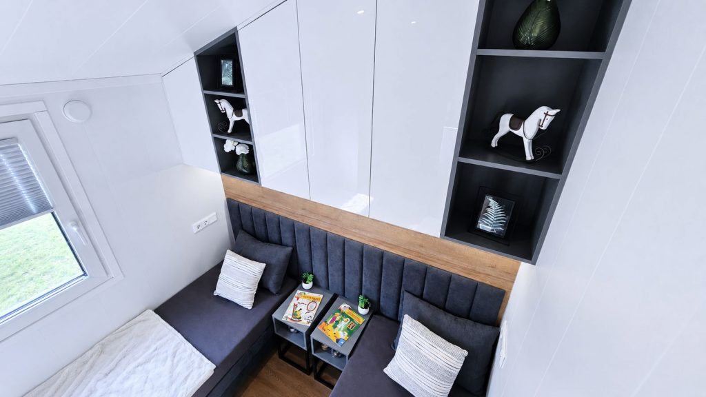 Gemuetliche Sitznische mit Stauraum und Kinderdeko im Diamond Family Deluxe, modernes Eigenheim zum Wohlfuehlen.