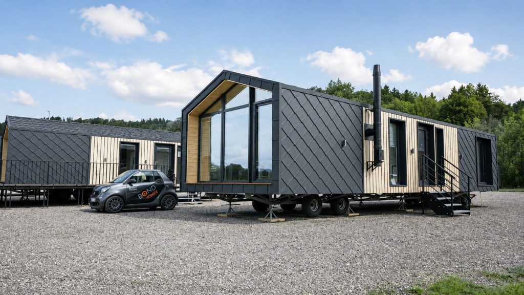 Zwei BOND Diamond +Plus mit Rautenfassade und verglaster Giebelfront, Modulhaus-Fertigung für Oberösterreich.