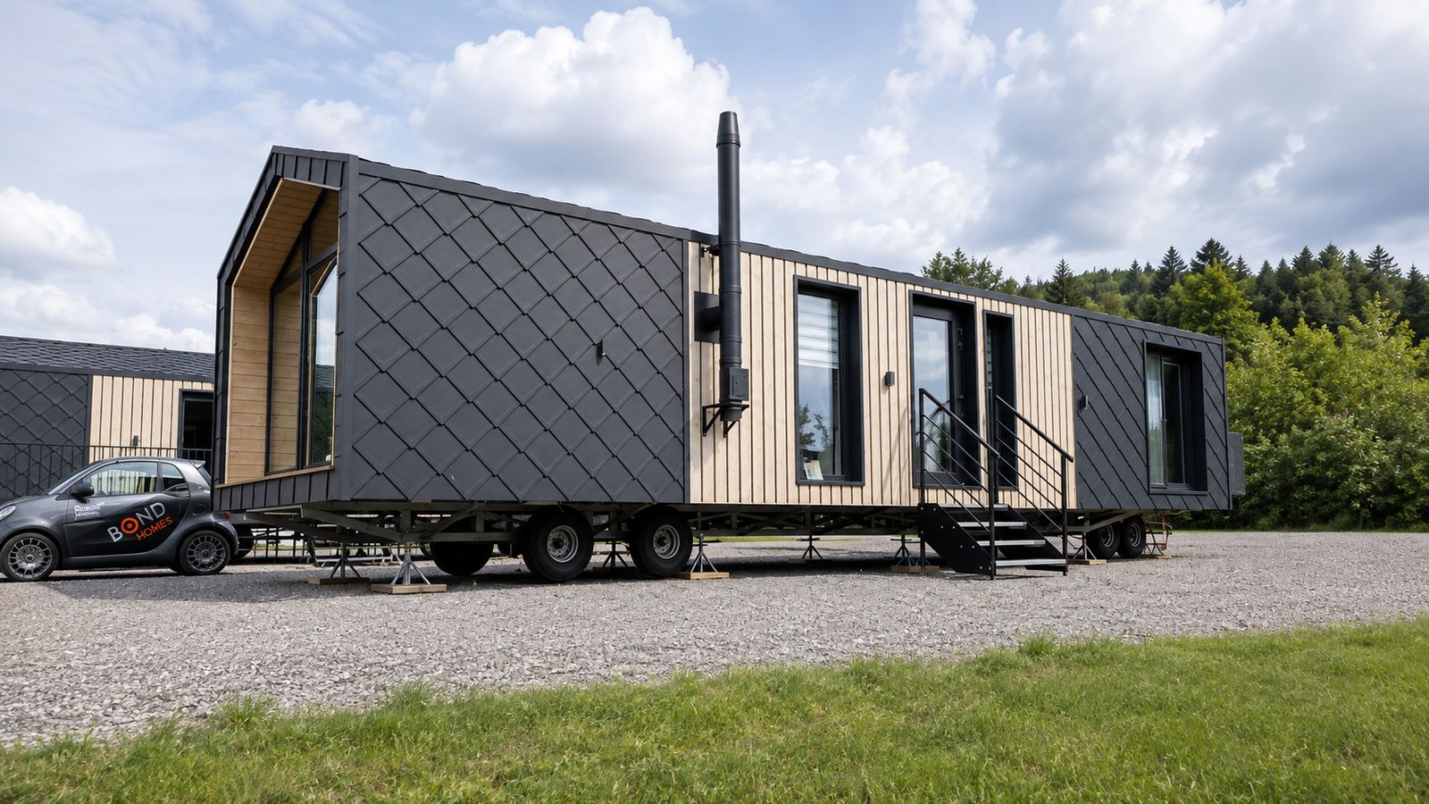 Mobiles Eigenheim Diamond +Plus mit Rautenblech-Fassade, Holzverkleidung und Kaminrohr - Lieferung nach Kärnten.