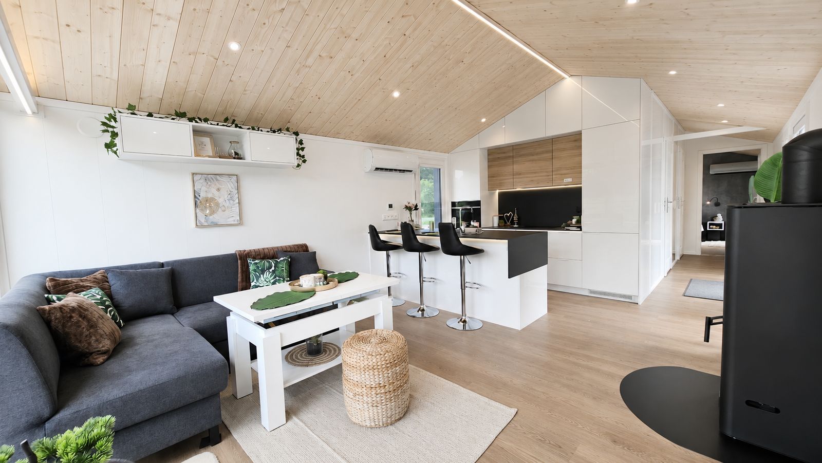 Wohnkueche im Diamond +Plus mit Ecksofa, Kochinsel und Holzdecke als modernes Eigenheim, Lieferung nach Salzburg.