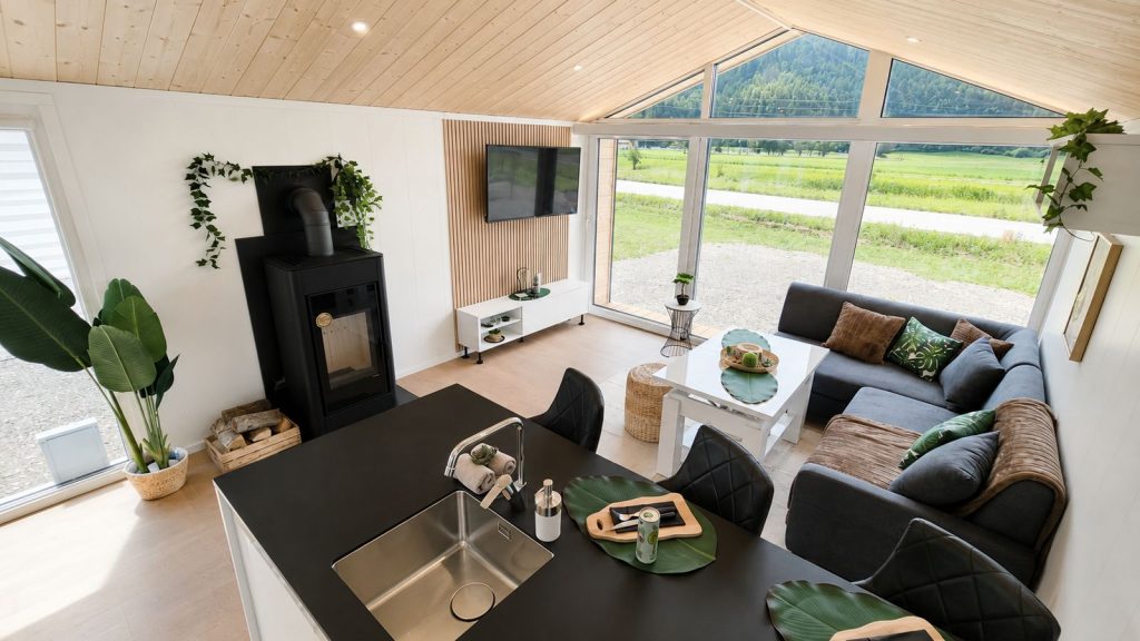 Wohnraum im Diamond +Plus mit Kaminofen, Giebelfenster und Wiesenblick - modernes Eigenheim, Lieferung nach Klagenfurt.