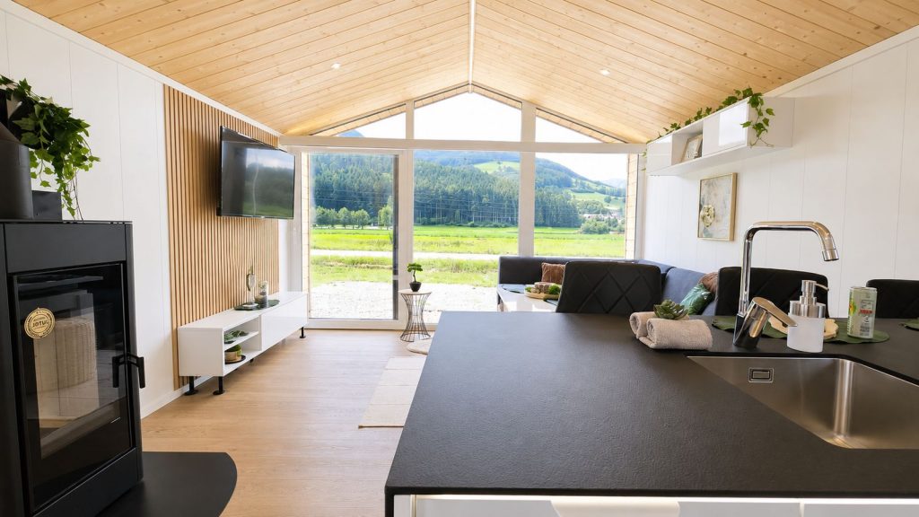 Diamond +Plus mit Kaminofen und Giebelfenster zum Bergblick, Modulhaus mit Lieferung nach Salzburg.