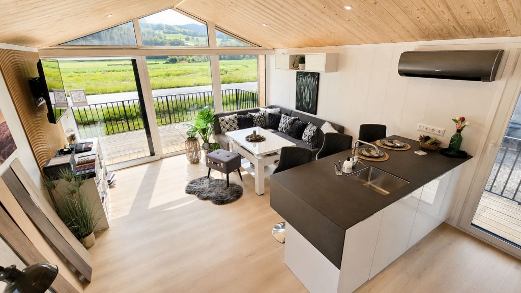 Offener Wohn- und Küchenbereich im Diamond +Plus Deluxe mit Giebelfenster und Panoramablick, Premium-Modulhaus für Graz.