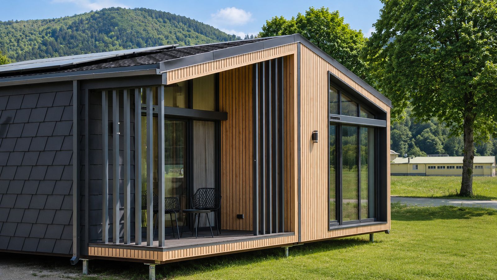 Diamond Vario Deluxe mit Rautenschindel-Fassade, Holzloggia und Glasgiebel, Massivmodul-Architektur für Vorarlberg.