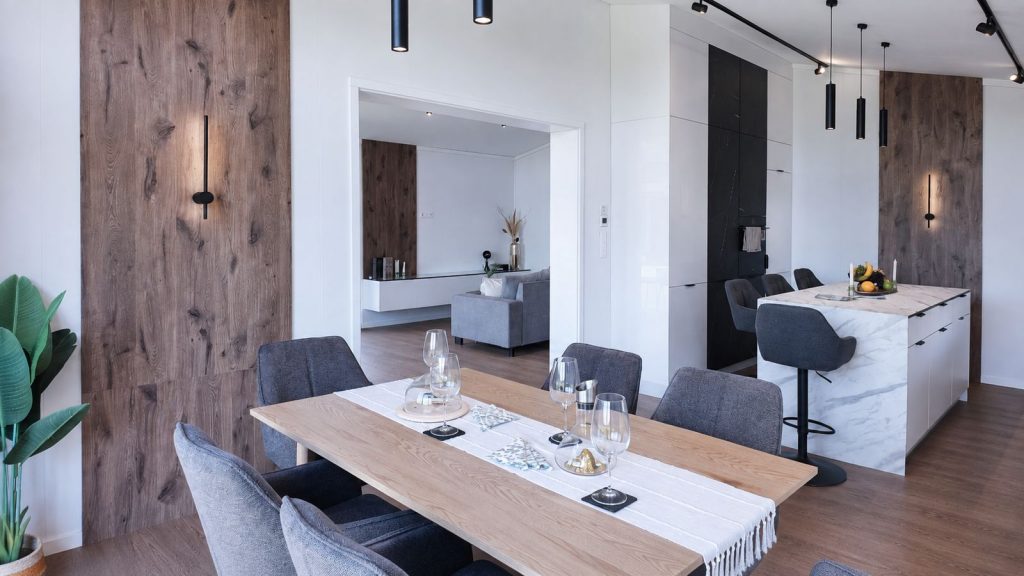 Eleganter Essplatz mit Holztisch und Marmorinsel im Diamond Vario Deluxe, wohnfertig uebergeben.