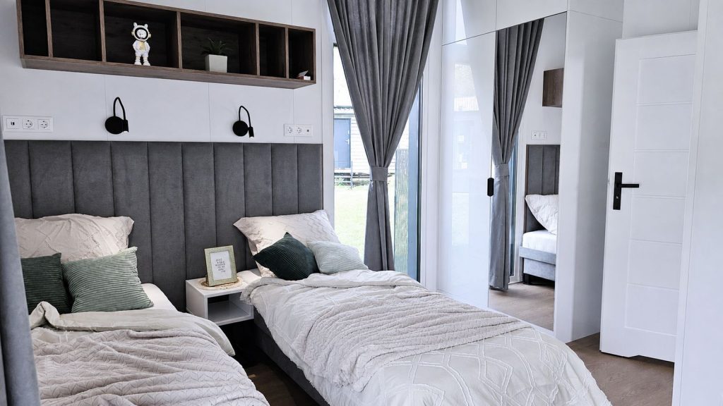 Vollmöbliertes Kinderzimmer im Diamond Vario Deluxe mit zwei Betten und Spiegelschrank - lieferbar nach Bregenz.