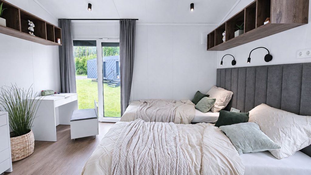 Schlafzimmer als mobiles Eigenheim mit gepolstertem Kopfteil, Holzregalen und Gartenzugang - Lieferung nach Bregenz.