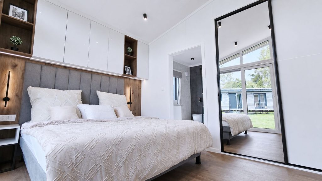 Diamond Vario Deluxe: Schlafzimmer mit Doppelbett, Spiegelwand und angrenzendem Bad - schluesselfertig, Lieferung nach Tirol.