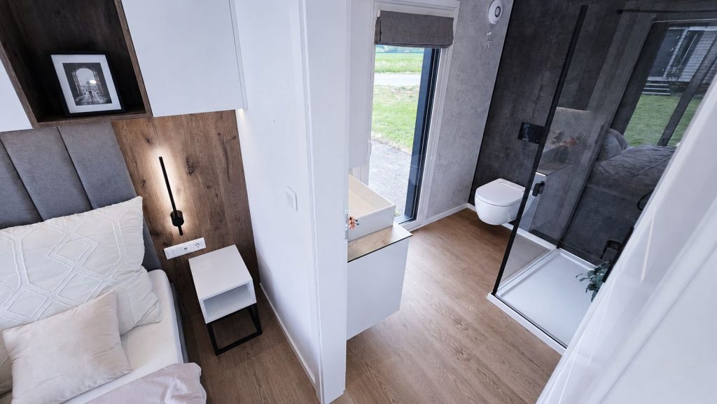 Schlafzimmer mit angrenzendem Bad, Regendusche und Wand-WC von oben gesehen, modernes Eigenheim, Lieferung nach Eisenstadt.