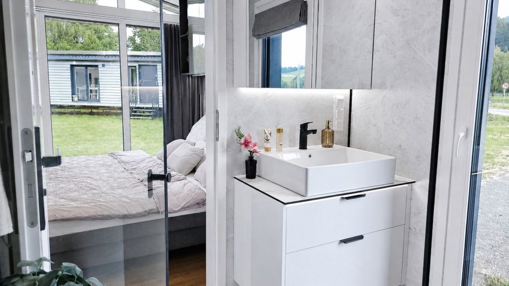 Waschtisch mit Marmoroptik und Durchblick zum Schlafzimmer - schlüsselfertig, Lieferung ins Burgenland.