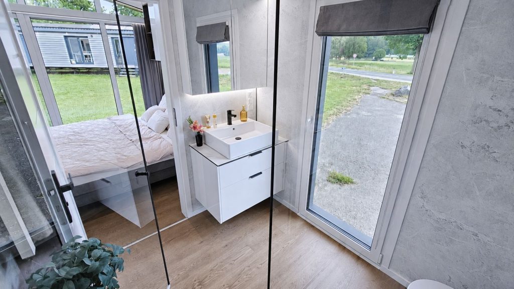 Ensuite-Waschbereich mit Blick ins Schlafzimmer und in die Umgebung - schluesselfertig fuer das Burgenland.