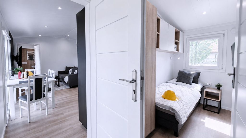 Badezimmer mit Waschtisch, Spiegelschrank, Handtuchheizkörper und Glasdusche - wohnfertig, verfügbar in Eisenstadt.