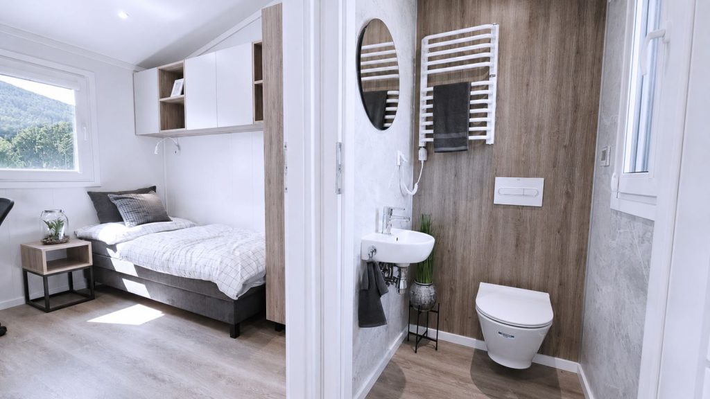 Einzelzimmer mit Bett und angrenzendem Bad im Quartier WSW, schlüsselfertig - verfügbar in Villach.