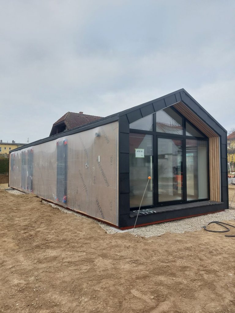 Giebelverglasung des Fertigteilhauses ATB 58, Seitenwand noch in Schutzfolie während der Endmontage.