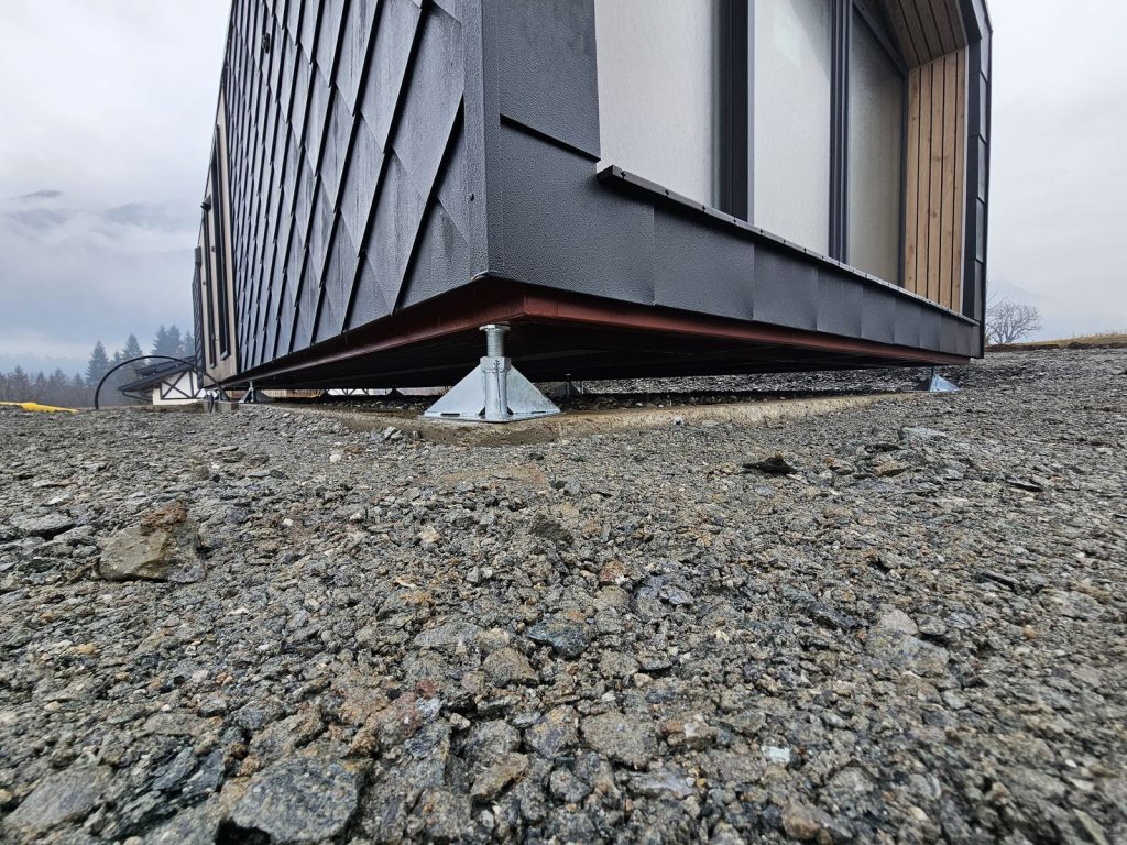 Detail der justierbaren Punktfundament-Stützen unter dem BOND-Modul auf dem Schotterbett.