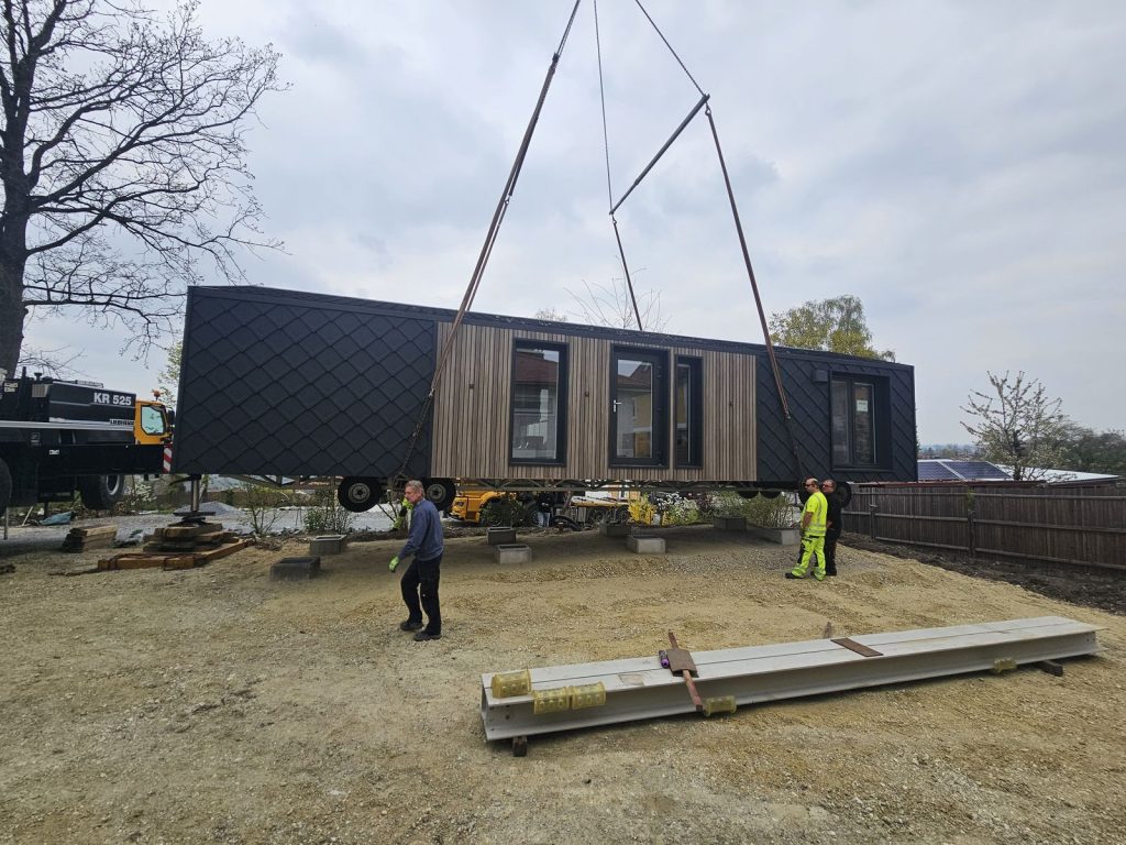 Das Modulhaus ATB 71 wird per Kran über die vorbereiteten Fundamentpunkte gehoben, wohnfertig aus einem Guss.