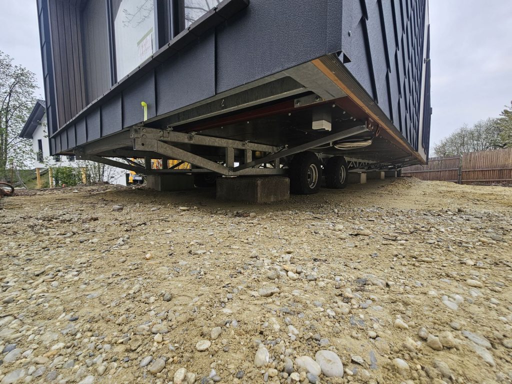 Blick unter das ATB 71 auf den verzinkten Stahlrahmen und die massive Unterkonstruktion des Moduls.