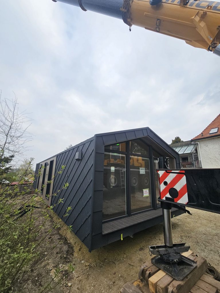 ATB 71 während der Aufstellung, gestützt auf eine Kranstütze, mit Giebelverglasung und Rautenfassade.