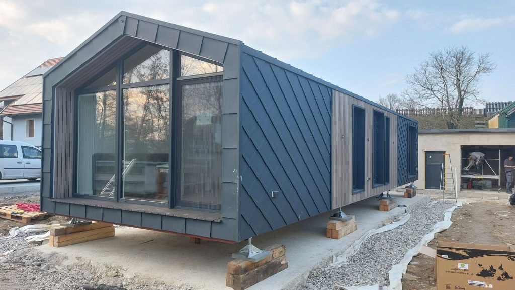 Modulhaus ATB 77 auf Betonfundament mit raumhoher Giebelverglasung und anthraziter Rautenfassade