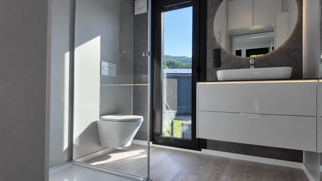 Bad des Diamond +Plus ATB-38 mit WC, Waschtisch und Fenstertür.