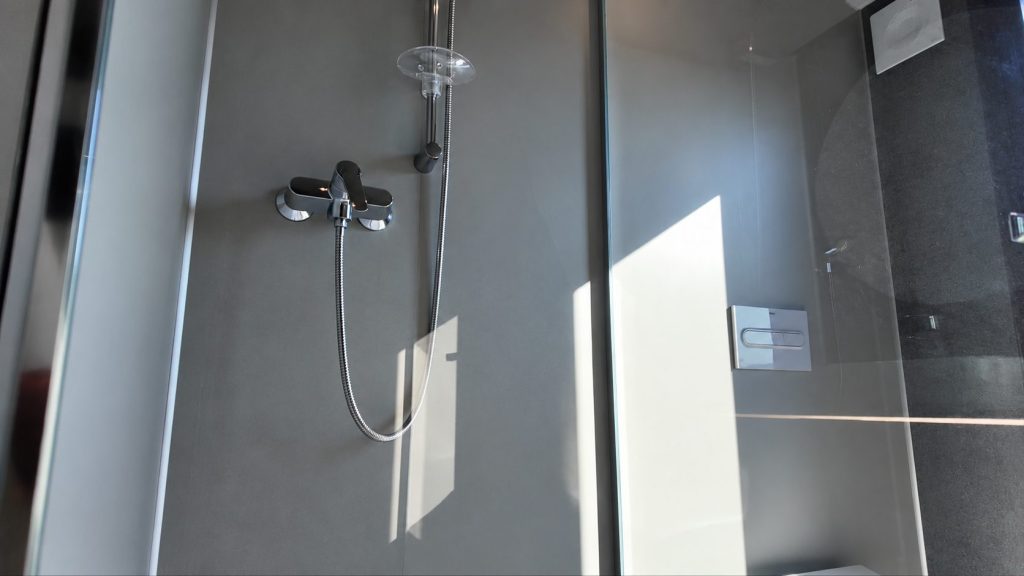 Dusche mit Glasabtrennung im Bad des Diamond +Plus ATB-38.