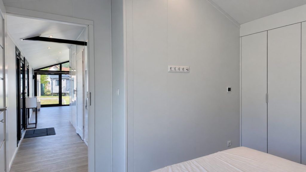 Zweiter Schlafraum des Diamond +Plus ATB-38 mit Einbauschrank und Blick in den Flur.
