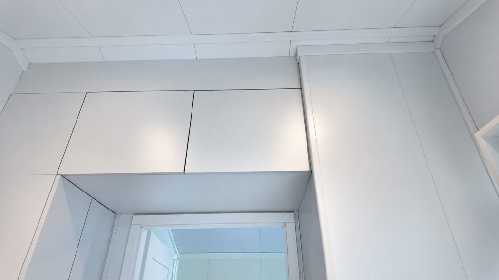 Weiße Einbauschränke über dem Durchgang im Diamond +Plus ATB-38.