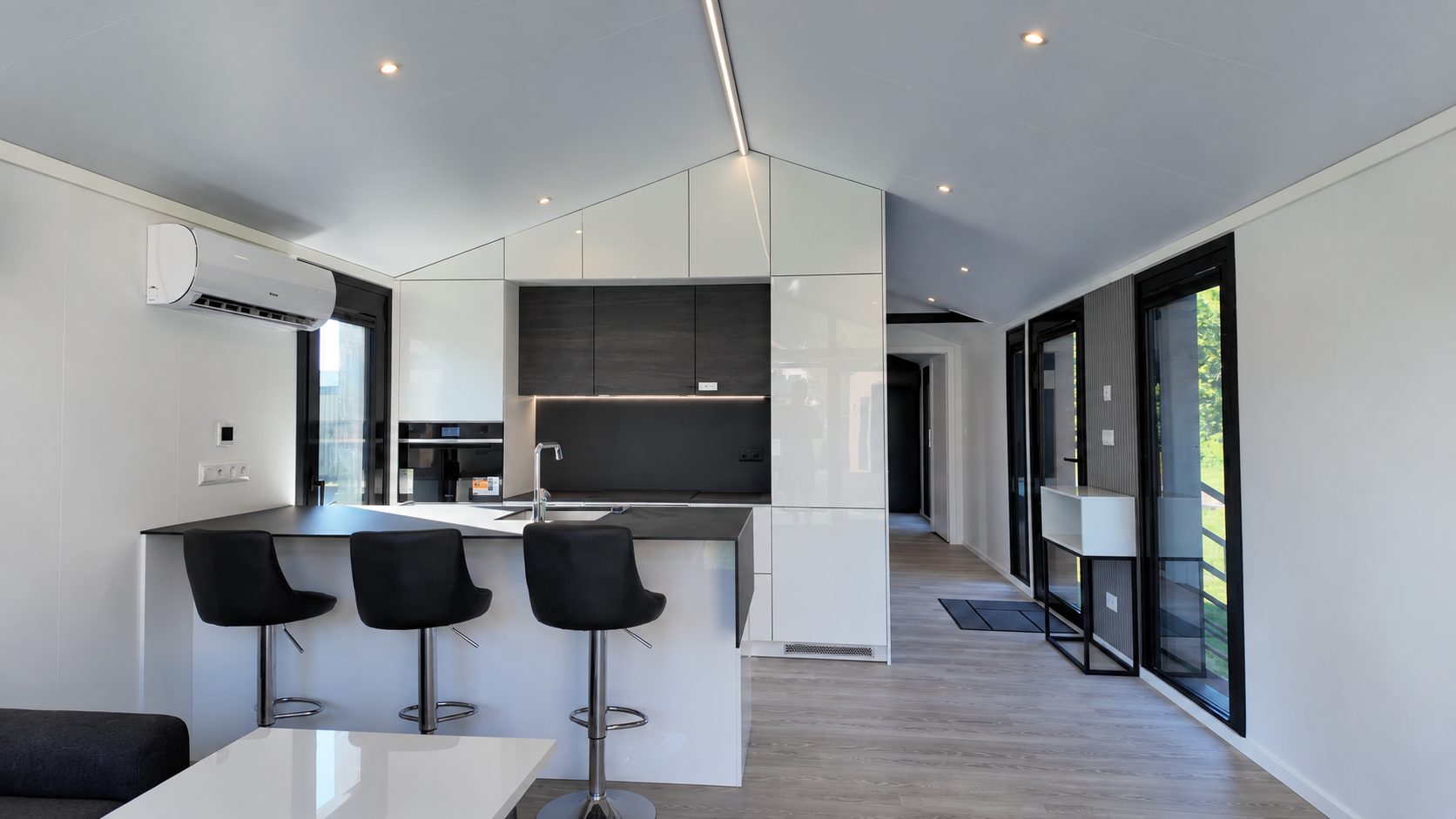 Kücheninsel und Wohnbereich im Diamond +Plus ATB-38 mit Klimaanlage.