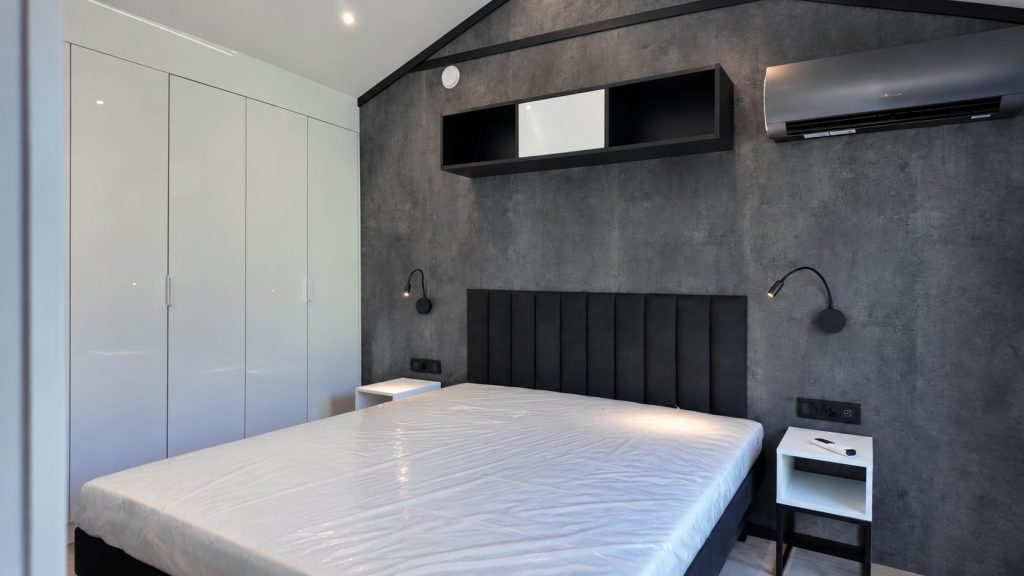 Schlafzimmer des Diamond +Plus ATB-38 mit Doppelbett, Einbauschrank und Klimaanlage.