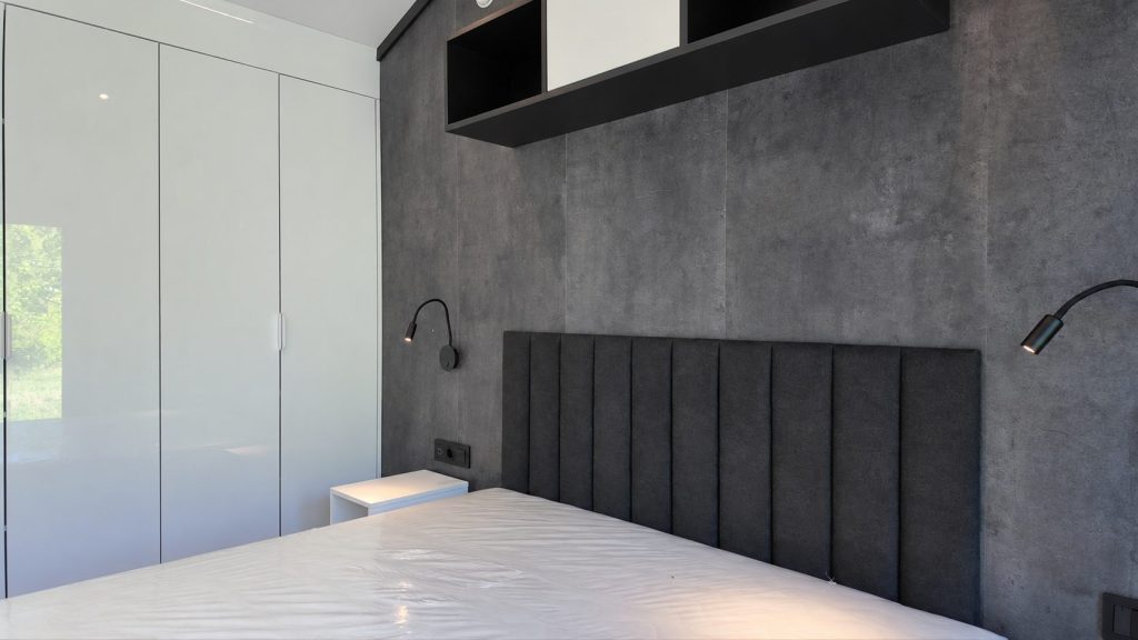Einbauschränke und Doppelbett im Schlafzimmer des Diamond +Plus ATB-38.