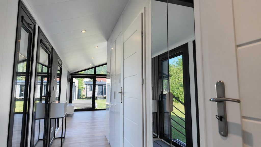 Flur des Diamond +Plus ATB-38 mit Blick zur verglasten Giebelwand im Wohnbereich.