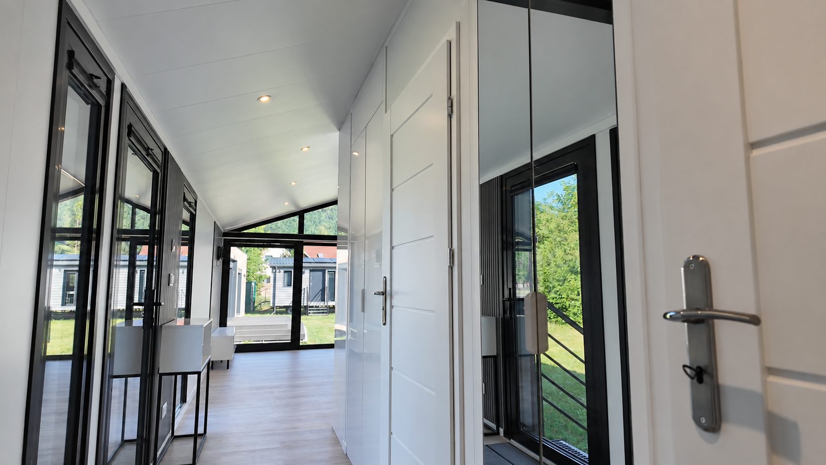 Flur des Diamond +Plus ATB-38 mit Blick zur verglasten Giebelwand im Wohnbereich.