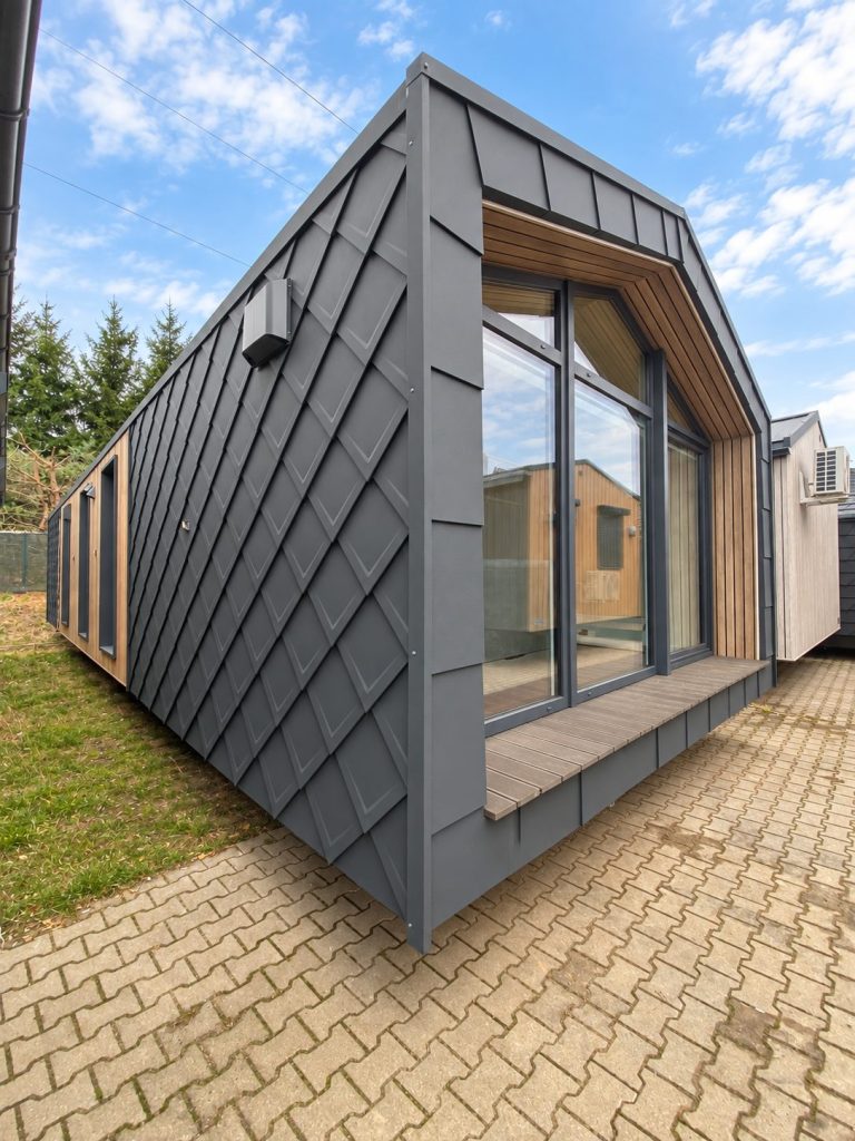 Diamond +Plus Deluxe ATB-62 über Eck mit Giebelverglasung und Rautenfassade in Anthrazit.