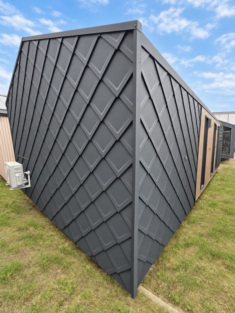 Geschlossene Stirnseite des Diamond +Plus Deluxe ATB-62 mit Rautenfassade und Klima-Außengerät.