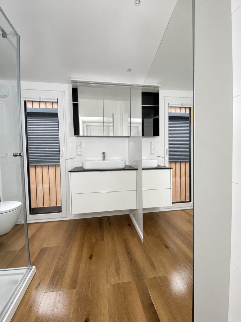 Waschtisch mit Hochspiegelschrank im Bad des Diamond +Plus Deluxe ATB-62.