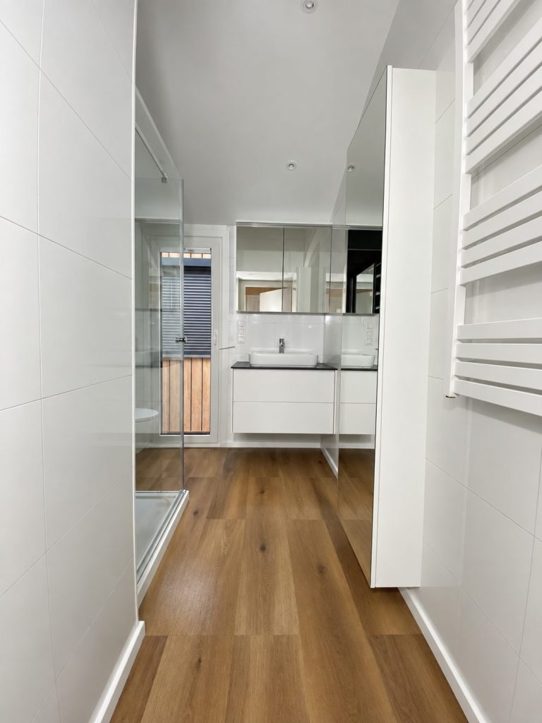 Blick ins Bad des Diamond +Plus Deluxe ATB-62 mit Handtuchwärmer und Waschtisch.