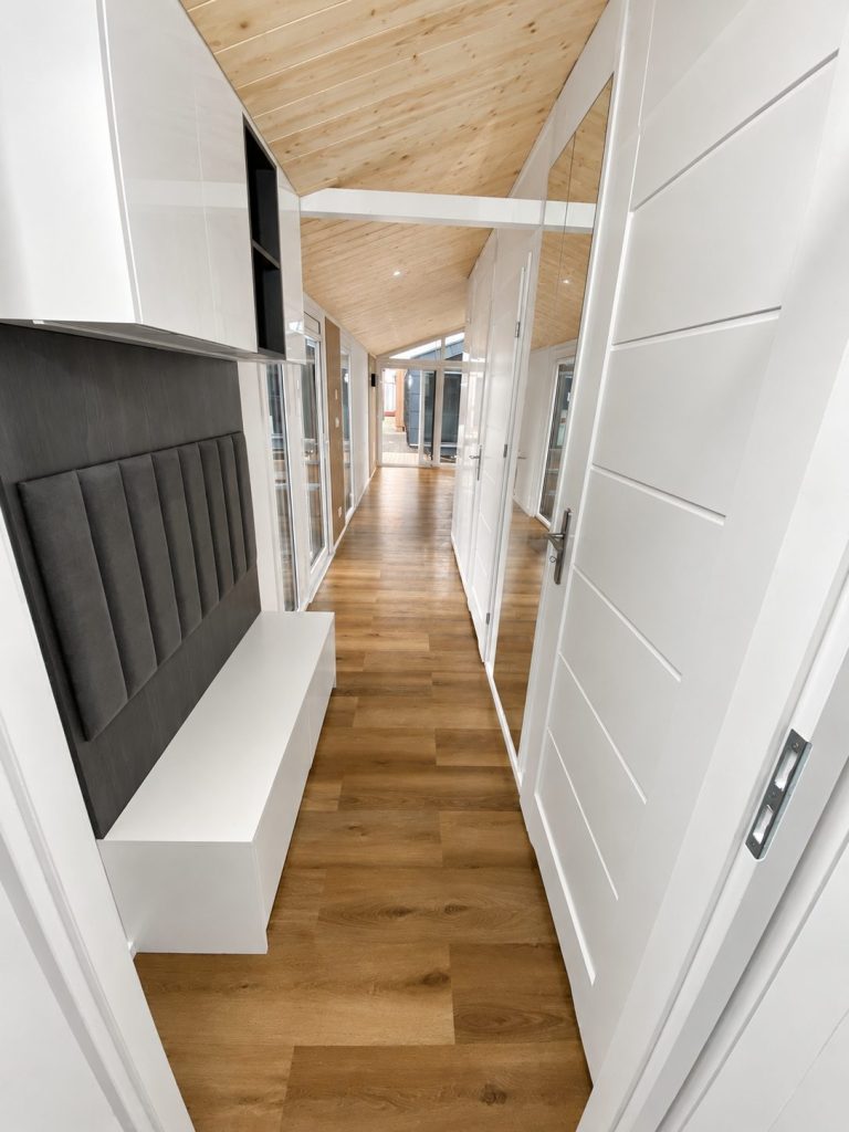 Flur des Diamond +Plus Deluxe ATB-62 mit gepolsterter Wandfläche, Sitzbank und Blick zur Giebelverglasung.
