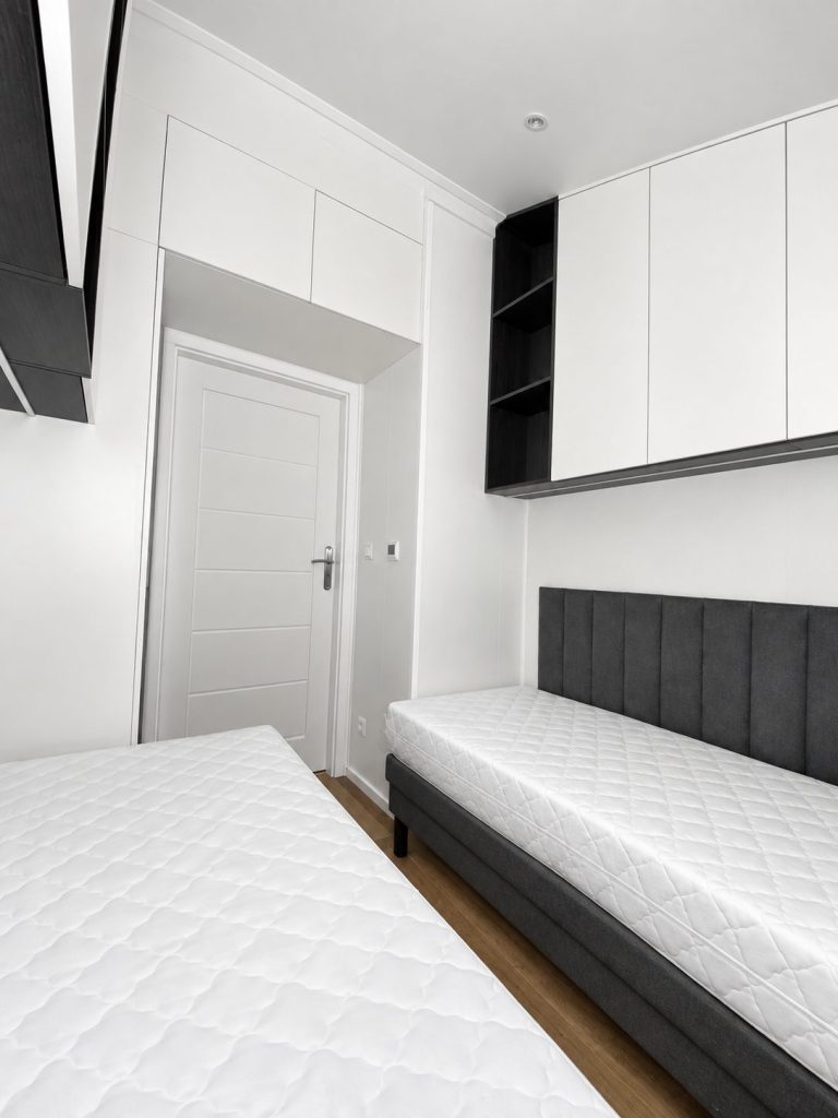 Blick zur Tür im Gästezimmer des Diamond +Plus Deluxe ATB-62 mit Oberschränken.