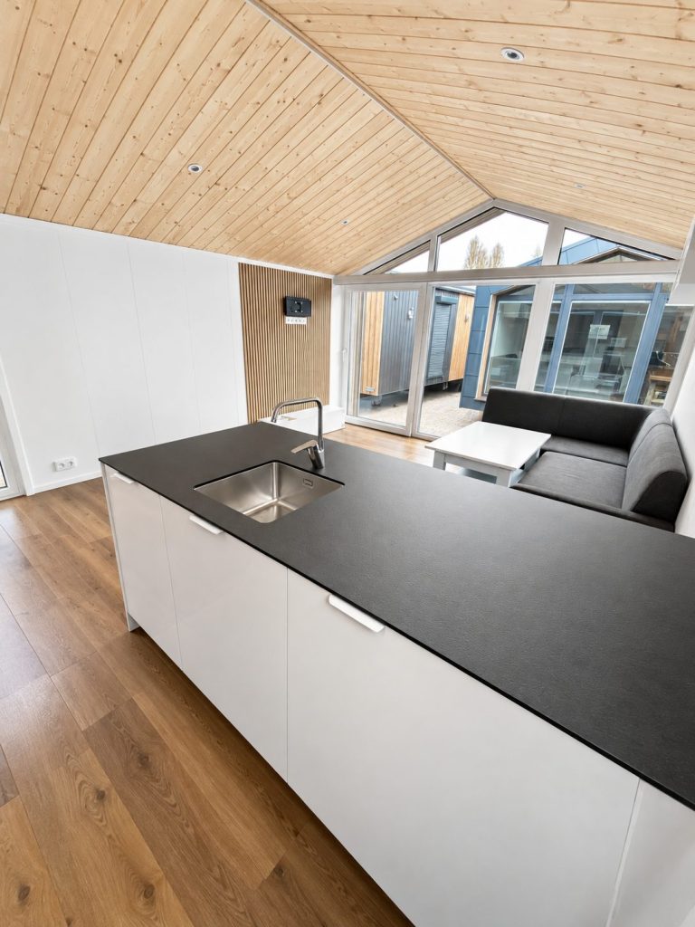 Kücheninsel mit schwarzer Arbeitsplatte und Spüle im Diamond +Plus Deluxe ATB-62.