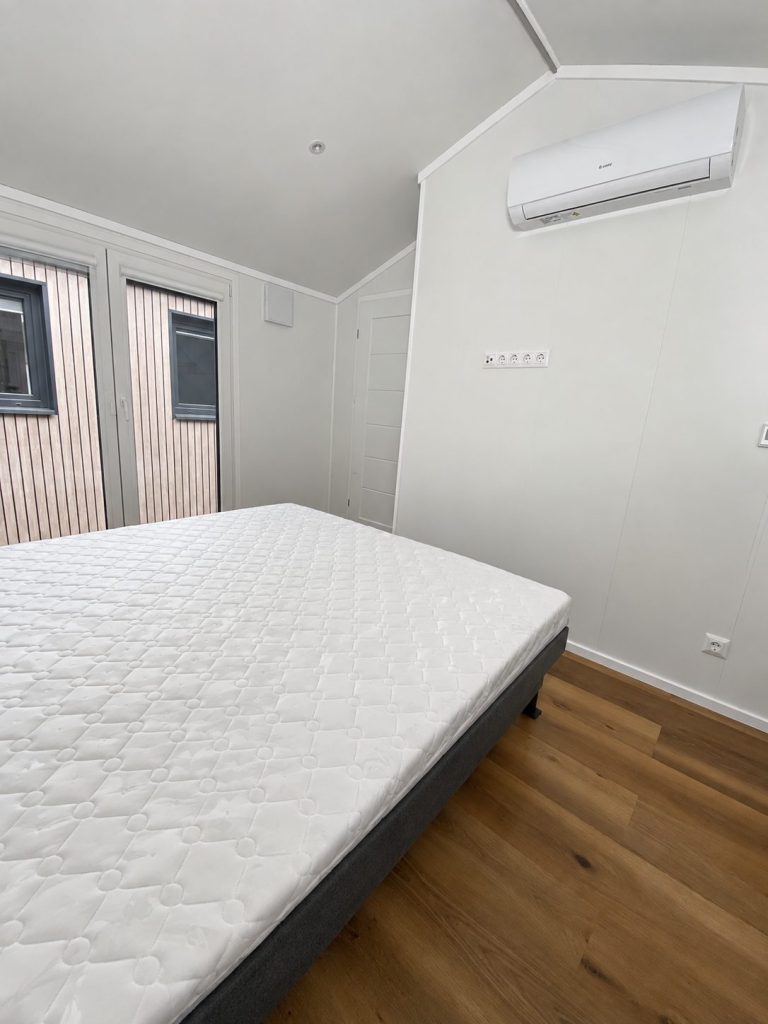 Doppelbett und Klimaanlage im Schlafzimmer des Diamond +Plus Deluxe ATB-62.