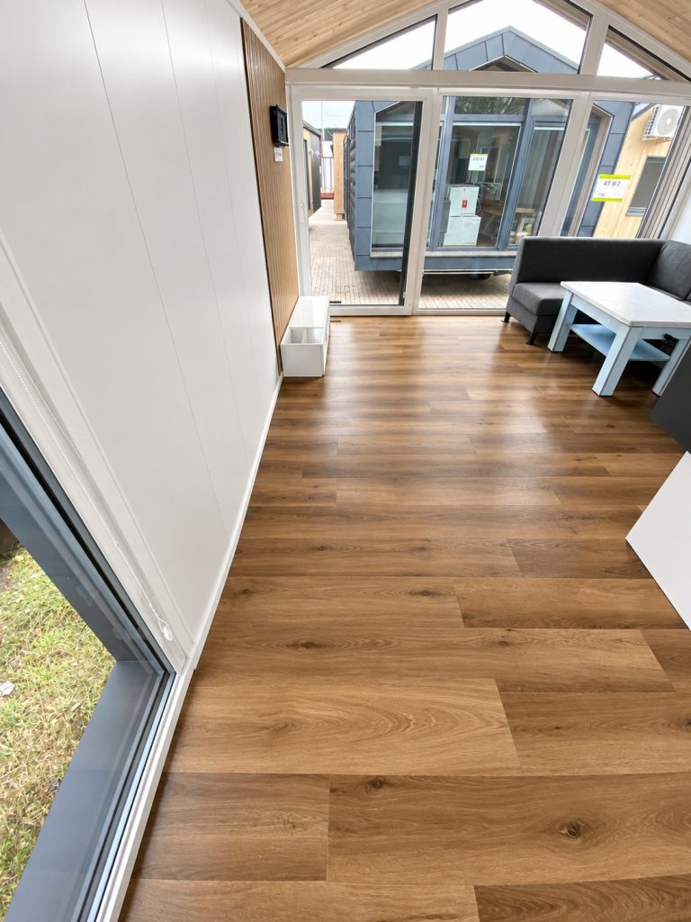 Blick durch den Wohnbereich des Diamond +Plus Deluxe ATB-62 zur verglasten Giebelseite.
